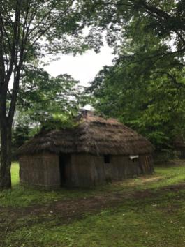 Vilarejo Ainu. 'Uma casa Ainu tradicional é chamada de "Chise", e é feita de folhas de bambu, palha, ou casca de árvores. As casas são alinhadas de leste a oeste em um Kotan.'